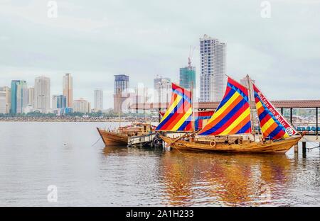 Beispiel eines traditionellen philippinischen Holz Segelschiff balangay genannt. Die 'Sultan Sünde Sulu' ist eine Replik in der Bucht von Manila angedockt. Stockfoto