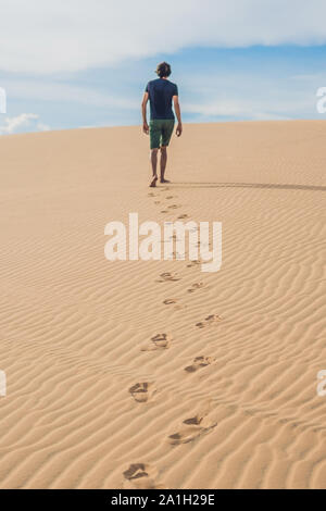 Ein Mann ist zu Fuß in der Wüste Vietnam Mui Ne. Stockfoto