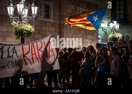 Barcelona, Spanien. 26 Sep, 2019. Ein Banner mit dem Wort Wut neben eine Unabhängigkeit, die Flagge während des Protestes gesehen wird. Nach der Reihenfolge der Inhaftierung ohne Kaution sieben unabhängige Aktivisten des Terrorismus beschuldigt, rund 300 Menschen haben in Barcelona gezeigt, eine angebliche Betrieb anzuprangern, die Unabhängigkeit der Bewegung in Katalonien zu kriminalisieren. Credit: SOPA Images Limited/Alamy leben Nachrichten Stockfoto