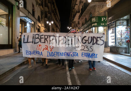 Barcelona, Spanien. 26 Sep, 2019. Die Demonstranten halten ein Banner mit dem Slogan Libertad während der Demonstration festgenommen. Nach der Reihenfolge der Inhaftierung ohne Kaution sieben unabhängige Aktivisten des Terrorismus beschuldigt, rund 300 Menschen in Barcelona gezeigt haben eine angebliche Betrieb anzuprangern, die Unabhängigkeit der Bewegung in Katalonien zu kriminalisieren. Credit: SOPA Images Limited/Alamy leben Nachrichten Stockfoto