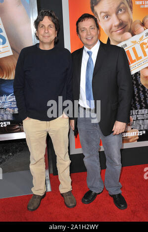 LOS ANGELES, Ca. Februar 23, 2011: Peter Farrelly (links) & Bobby Farrelly bei der Weltpremiere von "Hall Pass" im Cinerama Dome, Hollywood. © 2011 Paul Smith/Featureflash Stockfoto