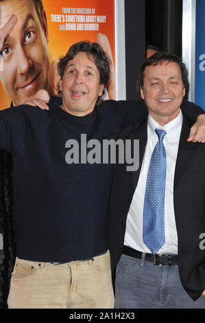 LOS ANGELES, Ca. Februar 23, 2011: Peter Farrelly (links) & Bobby Farrelly bei der Weltpremiere von "Hall Pass" im Cinerama Dome, Hollywood. © 2011 Paul Smith/Featureflash Stockfoto