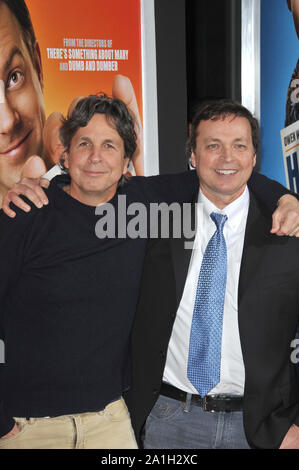 LOS ANGELES, Ca. Februar 23, 2011: Peter Farrelly (links) & Bobby Farrelly bei der Weltpremiere von "Hall Pass" im Cinerama Dome, Hollywood. © 2011 Paul Smith/Featureflash Stockfoto