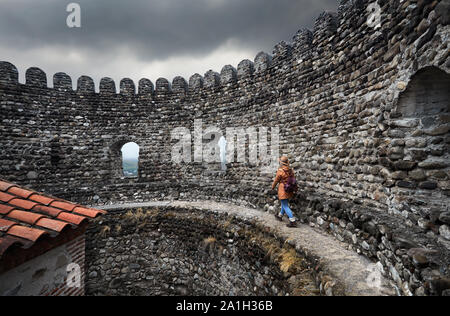 Touristische Frau in hat man in der alten Kirche aus Stein in Signagi, Georgien Stockfoto
