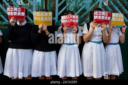 Wanchai, Hongkong. 26. September 2019. Menschenkette gebildet, die von Studenten aus örtlichen weiterführenden Schulen in Hongkong die pro-demokratischen Bewegung und anti-Auslieferung Rechnung zu unterstützen. Eine von vielen geplanten Demonstrationen in der bis zum 70. Jahrestag der Gründung der VR China laufen am 1. Okt 2019. Stockfoto