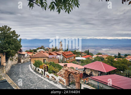 Kirche und Häuser an der Straße von signagi Stadt mit alasani Tal und die Berge im Hintergrund in Georgien Stockfoto