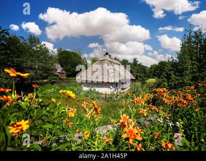 Holz- Haus mit Blumengarten in ethnischen Open Air Museum Pirogowo in Kiew, Ukraine Stockfoto
