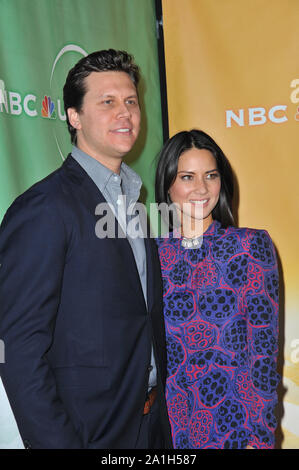 LOS ANGELES, Ca. Januar 14, 2011: Olivia Munn & Hayes MacArthur - Stars der "Perfekte Paare", die in die NBC Universal Winter 2011 Presse Rundgang im Langham Huntington Hotel, Pasadena. © 2011 Paul Smith/Featureflash Stockfoto