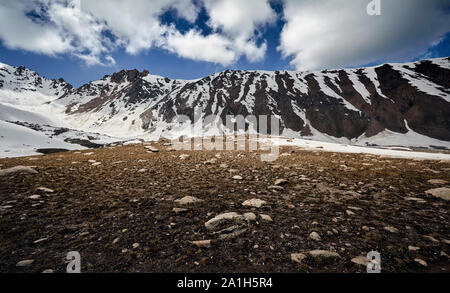 Landschaft aus Schnee Tal gegen bewölkten Himmel in Kasachstan Stockfoto