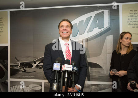 Queens, Vereinigte Staaten von Amerika. 15. Dez 2016. QUEENS, NEW YORK - November 03: Gouverneur Andrew Cuomo spricht im alten TWA Terminal am Flughafen JFK, der in den ersten auf dem Airport Hotel in New York am 15. Dezember 2016 im Stadtteil Queens in New York City Menschen gedreht wird: Andrew Cuomo Credit: Stürme Media Group/Alamy leben Nachrichten Stockfoto