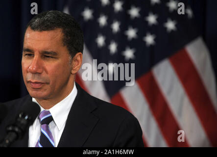 NEW YORK - November 10: Currrent New York Gouverneur David Paterson, Links, und Regler - wählen Sie Andrew Cuomo auf die Fragen der Reporter hören auf einer Pressekonferenz nach einem privaten Treffen in Paterson und der Büros in New York. Am 10. November 2010 in New York City. Personen: Governor-Elect Andrew Cuomo Stockfoto