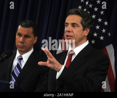 NEW YORK - November 10: Currrent New York Gouverneur David Paterson, Links, und Regler - wählen Sie Andrew Cuomo auf die Fragen der Reporter hören auf einer Pressekonferenz nach einem privaten Treffen in Paterson und der Büros in New York. Am 10. November 2010 in New York City. Personen: Governor-Elect Andrew Cuomo Stockfoto