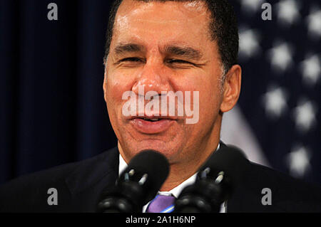 NEW YORK - November 10: Currrent New York Gouverneur David Paterson, Links, und Regler - wählen Sie Andrew Cuomo auf die Fragen der Reporter hören auf einer Pressekonferenz nach einem privaten Treffen in Paterson und der Büros in New York. Am 10. November 2010 in New York City. Personen: Governor-Elect Andrew Cuomo Stockfoto