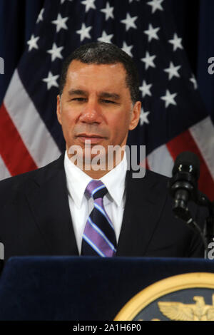 NEW YORK - November 10: Currrent New York Gouverneur David Paterson, Links, und Regler - wählen Sie Andrew Cuomo auf die Fragen der Reporter hören auf einer Pressekonferenz nach einem privaten Treffen in Paterson und der Büros in New York. Am 10. November 2010 in New York City. Personen: Governor-Elect Andrew Cuomo Stockfoto