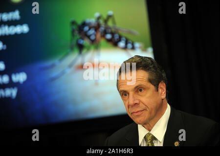 Manhattan, Vereinigten Staaten von Amerika. 18 Mär, 2016. NEW YORK, NY - 17. März: Gouverneur von New York Andrew Cuomo die Vormerkungen Briefing zum ZIKA VIRUS am 17. März 2016 in New York City. Personen: Gouverneur von New York Andrew Cuomo Credit: Stürme Media Group/Alamy leben Nachrichten Stockfoto