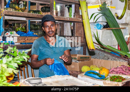 Male, Malediven - November 16, 2017: Gemüse und Obst Verkäufer in der Gemüse & Dry Fischmarkt in der Stadt und der Insel Male, die Hauptstadt der Malediven. Stockfoto