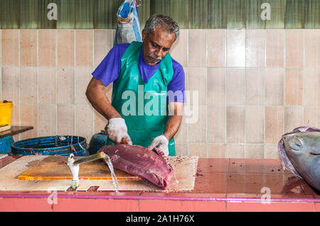 Male, Malediven - November 16, 2017: der Mann, der die großen Thunfischen für den Verkauf auf dem Fischmarkt in der Stadt und der Insel Male, die Hauptstadt der Malediven. Stockfoto