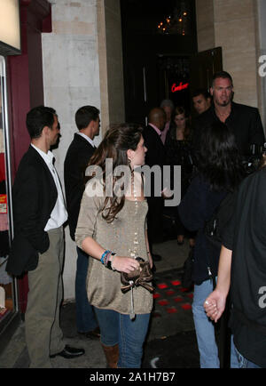 London, Großbritannien. 13 Okt, 2017. LONDON, ENGLAND - 30. SEPTEMBER 2006: Prinzessin Beatrice von York Verlassen der Kuckuck Nacht Club in London. Am 30. September 2006, London Personen: Prinzessin Beatrice von York Credit: Stürme Media Group/Alamy leben Nachrichten Stockfoto