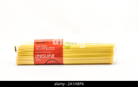 Alberton, Südafrika - ein Paket von Woolworths Essen linguine Pasta auf einen klaren Hintergrund Bild mit Kopie Raum im Querformat isoliert Stockfoto