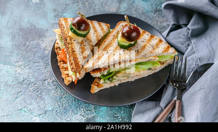 Hausgemachten Kanapees auf schwarzem Teller. Brot Stücke mit Füllung. Köstliche Sandwiches, Snacks, Fast Food, Mehl Produkt. Frische vegetarische Ernährung. Gourm Stockfoto