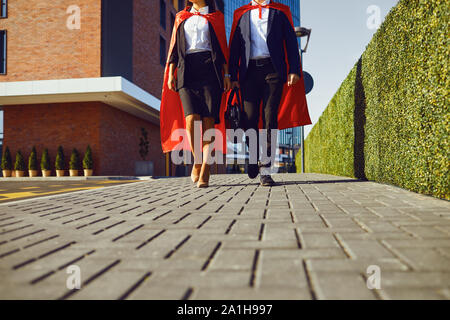 Geschäft Leute Super Heroes entlang der Straße der Stadt entfernt. Stockfoto