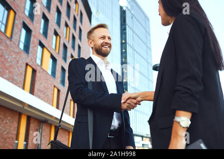 Handshake. Unternehmer und Business Frau machen Handshakes beim Stehen im Freien Stockfoto