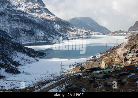 Blick auf die gefrorene Changu See auf dem Weg nach nathu La Pass im Bundesstaat Sikkim in Indien Stockfoto