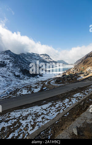 Blick auf die gefrorene Changu See auf dem Weg nach nathu La Pass im Bundesstaat Sikkim in Indien Stockfoto