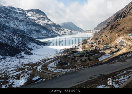 Blick auf die gefrorene Changu See auf dem Weg nach nathu La Pass im Bundesstaat Sikkim in Indien Stockfoto