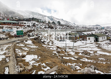 Blick auf die schneebedeckten Route führt zu den Nathu La Pass, ist die internationale Grenze zwischen Indien und China im Bundesstaat Sikkim Stockfoto