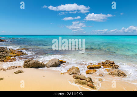 Schönen weißen Sandstrand und das türkisfarbene Meer in St Maarten, Karibik. Stockfoto