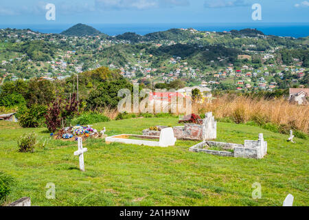 Kleine Friedhof auf einem Hügel in Kingstown. St. Vincent und die Grenadinen. Stockfoto