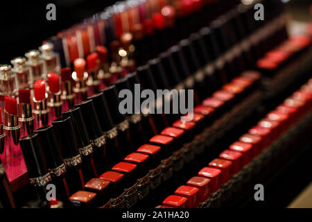 Reihe von Lippenstift auf dem Tisch in den Regalen der einen Schönheitssalon. Sonden verschiedene Kosmetik. Stockfoto