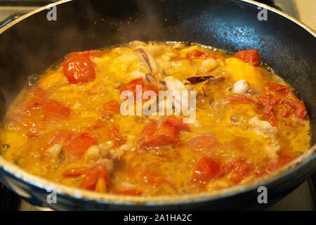 Kochen Fisch-ragout Soße für Nudeln Stockfoto