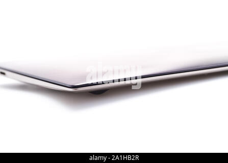 Ein modernes Metall Laptop mit geschlossenem Deckel auf weißen Hintergrund für einen abstrakten Hintergrund Stockfoto