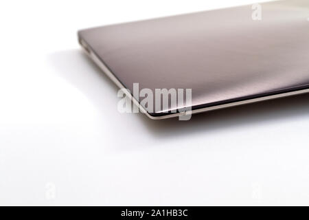 Ein modernes Metall Laptop mit geschlossenem Deckel auf weißen Hintergrund für einen abstrakten Hintergrund Stockfoto