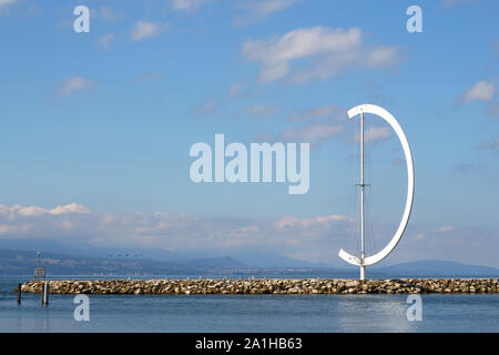 Lausanne, Schweiz - 29. Juli 2019: Pier und die berühmte Windfahne Eole von clelia Bettua im schönen Hafen Ouchy am Genfer See gemacht Stockfoto