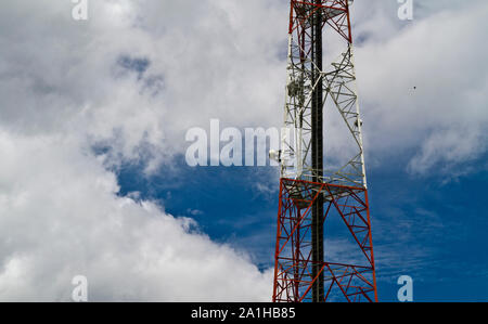 Blick auf ein Radio Tower gegen den Himmel mit Wolken pluffy Stockfoto