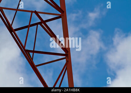 Nahaufnahme der raio tower Bein gegen den blauen Himmel Stockfoto