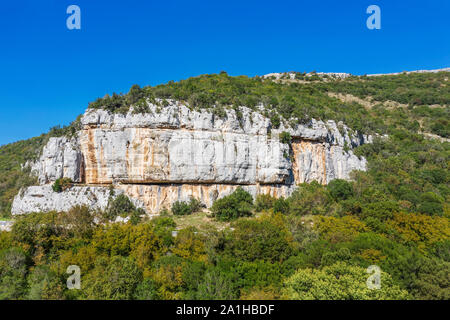 Vertikale Felsen steil über dem Lim Kanal, Istrien Croatial Stockfoto