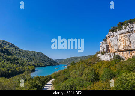 Eine Luftaufnahme von Limski Kanal mit vertikalen Rock Mountain Stockfoto