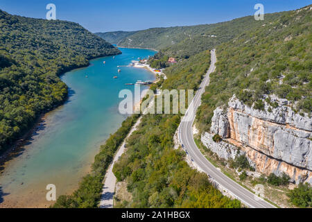 Eine Luftaufnahme von Limski Kanal mit vertikalen klettern Rock Mountain Stockfoto