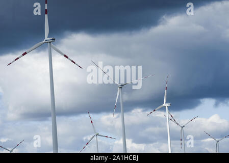 Wien, Österreich. 26 Sep, 2019. Eine Ansicht von Windenergieanlagen am Stadtrand von Wien. Credit: Omar Marques/SOPA Images/ZUMA Draht/Alamy leben Nachrichten Stockfoto