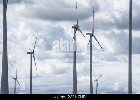 Wien, Österreich. 26 Sep, 2019. Eine Ansicht von Windenergieanlagen am Stadtrand von Wien. Credit: Omar Marques/SOPA Images/ZUMA Draht/Alamy leben Nachrichten Stockfoto