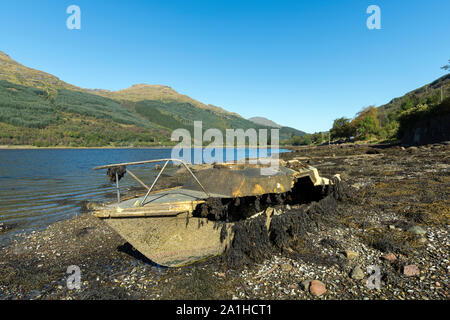 Verlassene Boot auf Loch Long in die Trossachs National Park Stockfoto