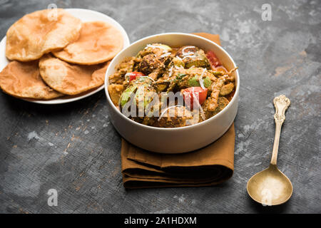 Gujarati Undhiyu ist ein gemischtes Gemüse, Spezialitäten von Surat, Indien. In einer Schüssel mit oder ohne Serviert poori Stockfoto