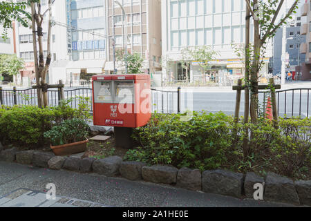 Eine typische japanische Post Box im angelegten Fußweg in Asakusa, Tokyo, Japan. Stockfoto