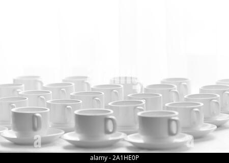 Draufsicht auf vielen in Reihen von leeren weißen Tassen für Tee oder Kaffee gestapelt. Close-up. Hintergrund Stockfoto