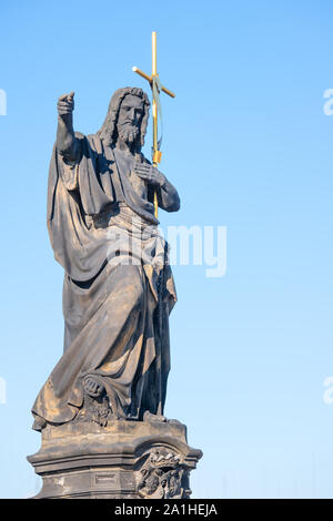 Statue von St. Johannes der Täufer. Von Josef Max auf der Carlo Brücke in Prag Stockfoto