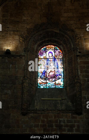Kloster Jeronimos Kirche Innenraum, Glasfenster, Christus am Kreuz - Lissabon, Portugal Stockfoto